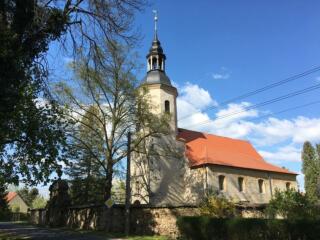 Junge Blickwinkel auf die alte Kirche in Ullersdorf