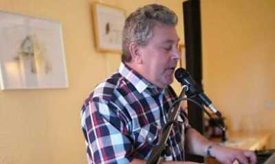 Die Senioren tanzen im Clubraum