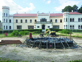 Mengelsdorf feiert im renovierten Schlosspark