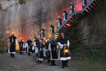 Historischer Mönchszug Berg Oybin im Kloster