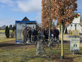 Eine Haltestelle als Vorweihnachtsgabe