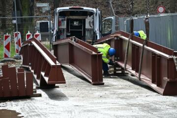 Stahlträger für Orgeldach der Stadthalle schweben ein