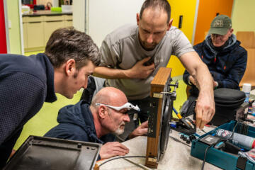 Alle Hände voll zu tun im Reparaturcafé