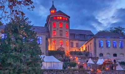 Das Hainewalder Schloss versinkt im Mittelalter