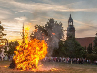 Zur Sonnenwende lodern die Feuer