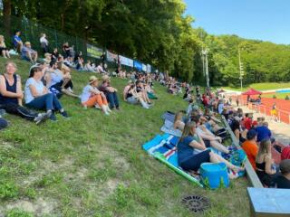 Im Stadion der Freundschaft von Ameisen zerstochen