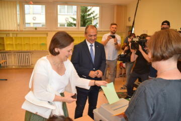 Blaue Gruppe eröffnet das politische Duell