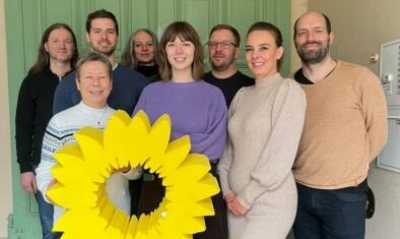 Neun Vorstandsmitglieder im Zeichen der Sonnenblume